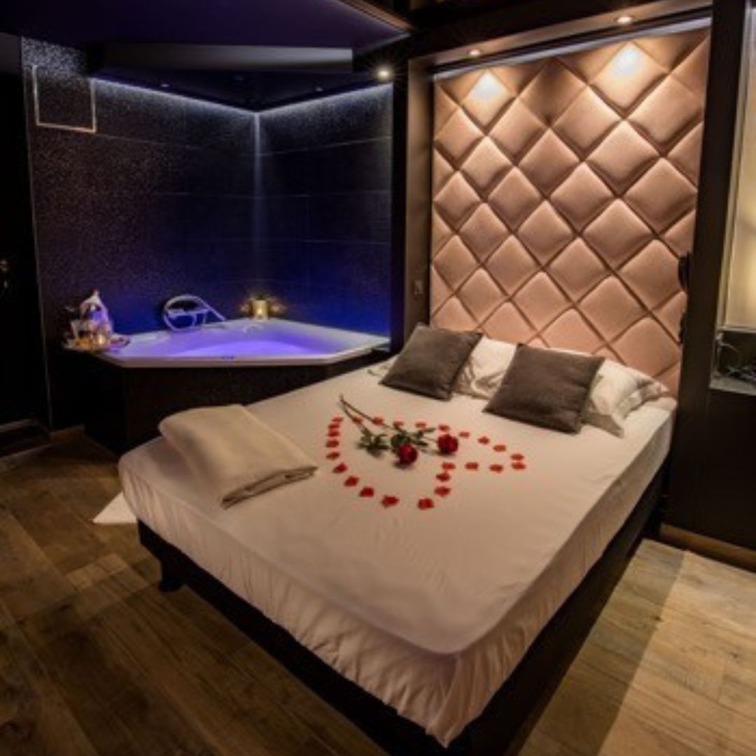 suite-romantique-avec-jacuzzi-et-miroir