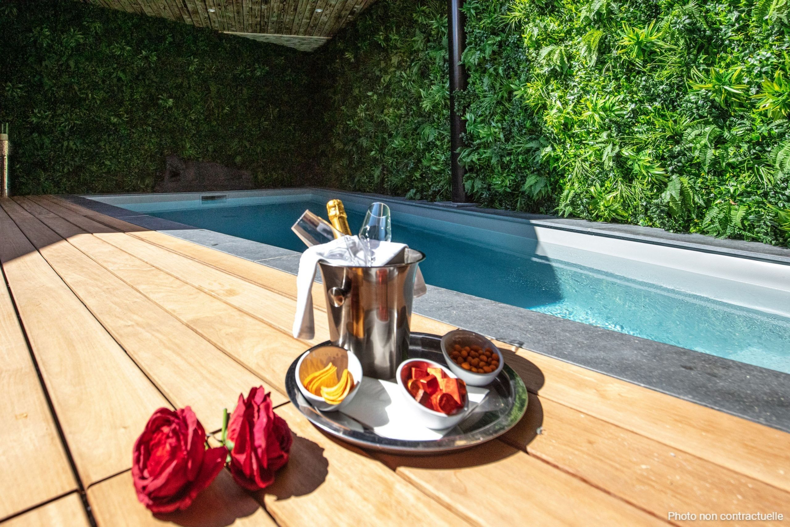 40 piscine dans love hotel en journée