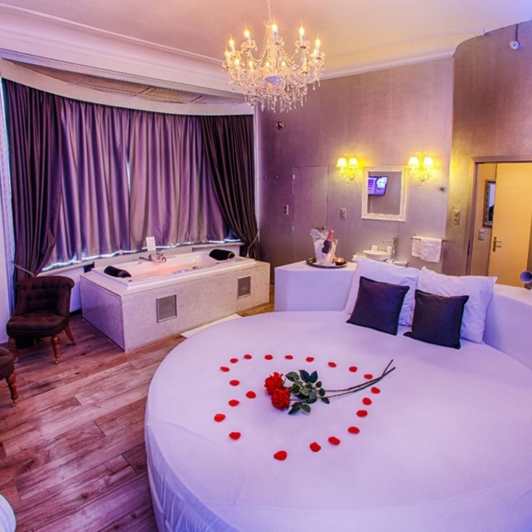 Chambre avec lit arrondie et jacuzzi chambre-en-rond-avec-baignoire