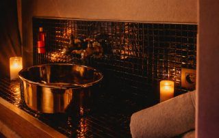Vasque en cuivre et bougies dans une salle de bain de l'hôtel Ô Secret à Liège