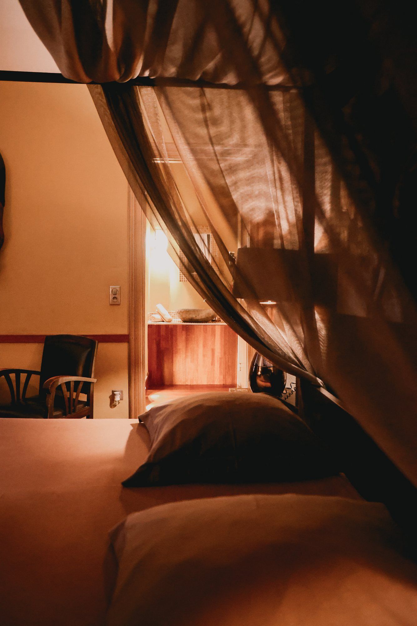 Lit à baldaquin voilé de la chambre African Queen Lit à baldaquin voilé de la chambre African Queen — hôtel romantique Ô Secret, Liège