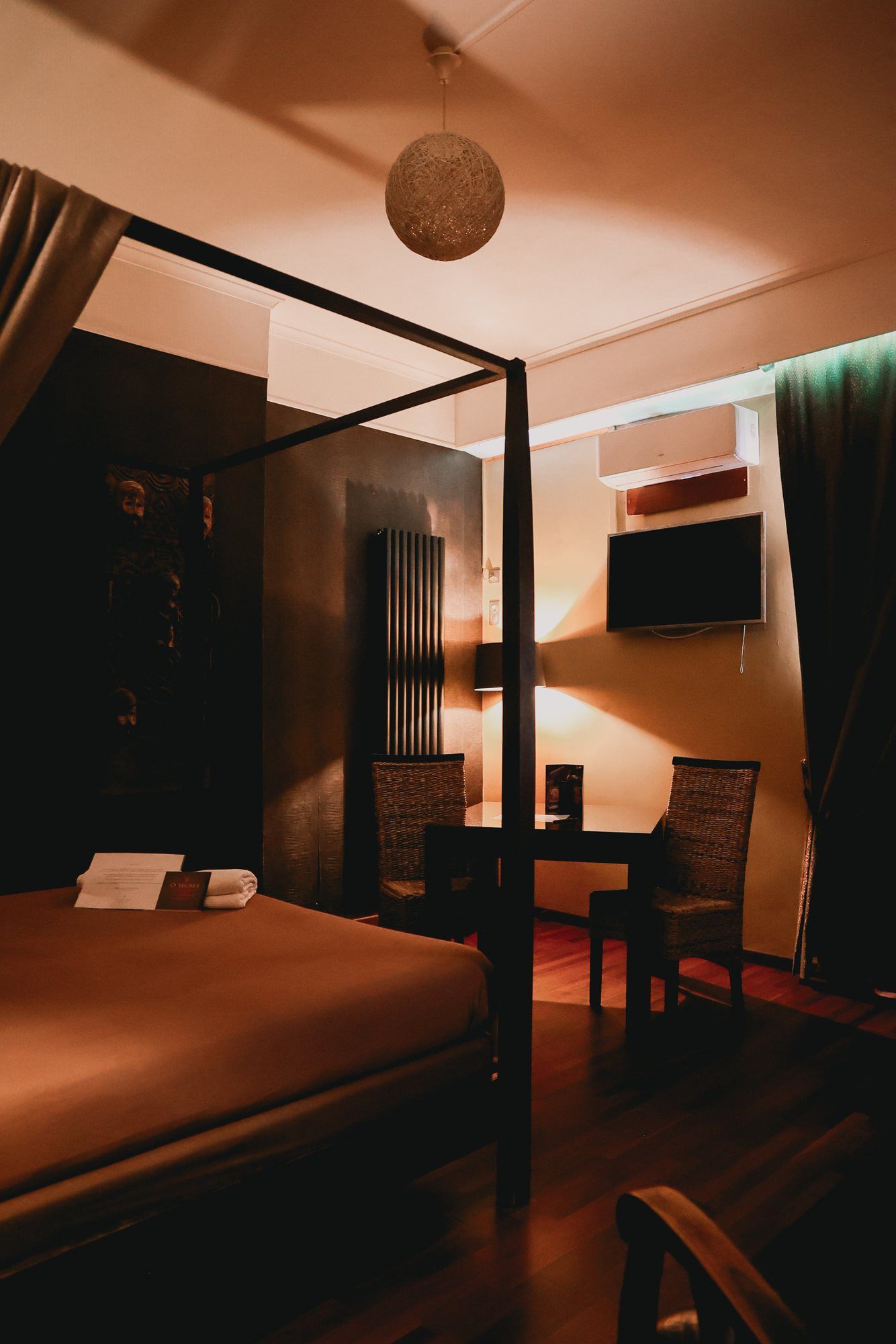 Chambre African Queen Chambre African Queen : lit à baldaquin et coin salon, décor africain — Ô Secret Liège