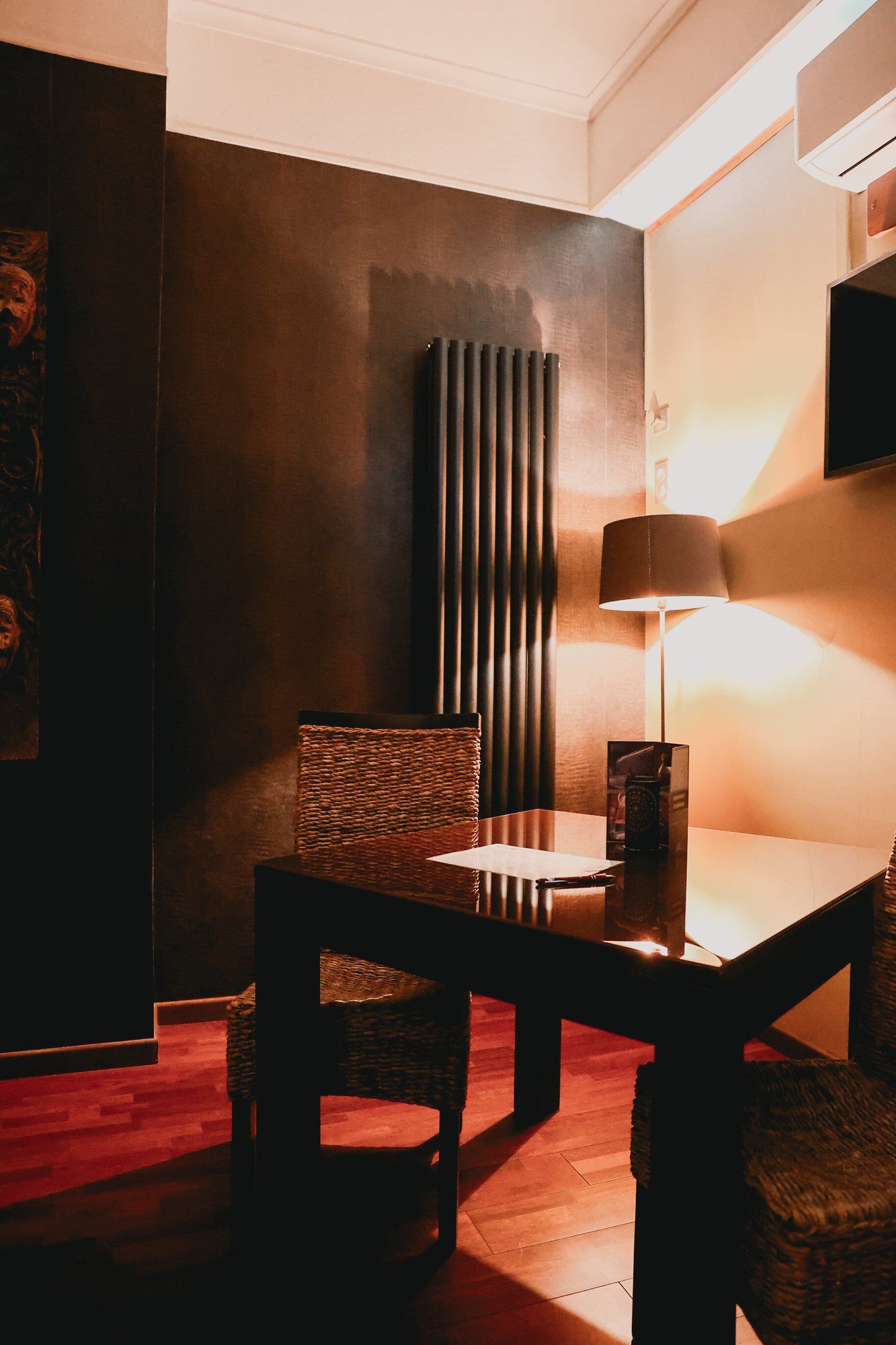 Coin bureau et fauteuil de la chambre African Queen Coin bureau et fauteuil de la chambre African Queen — hôtel Ô Secret à Liège
