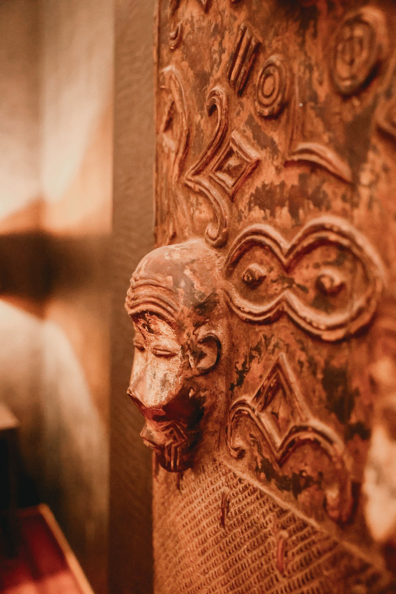 Détail de décoration africaine sculptée dans la chambre African Queen Détail de décoration africaine sculptée dans la chambre African Queen — Ô Secret Liège