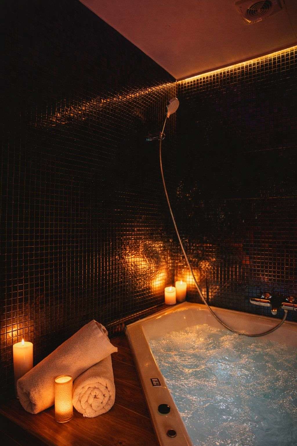Chambre Jaipur de l'hôtel Ô Secret à Liège : bain à remous privatif éclairé aux bougies