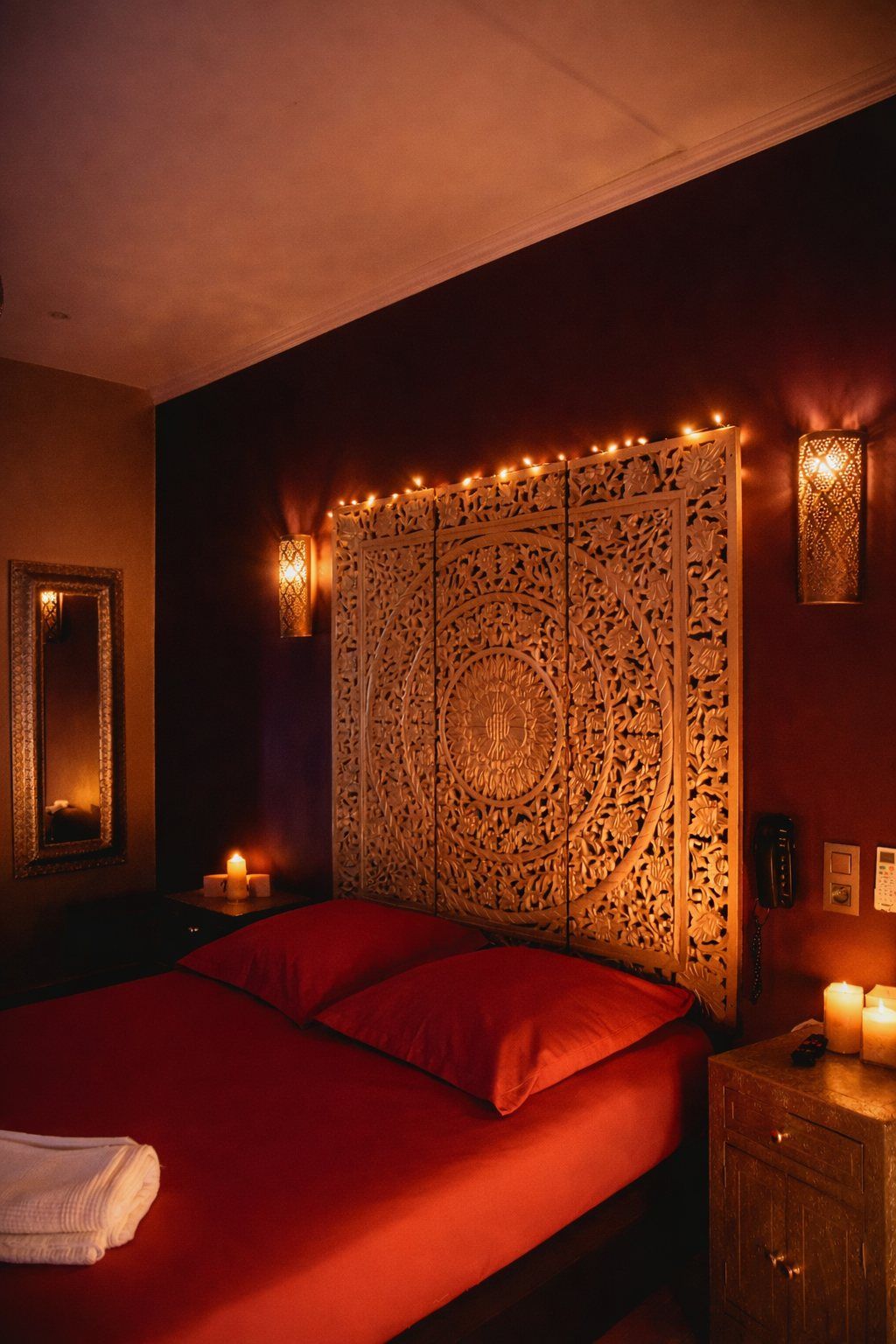 Chambre Jaipur Chambre Jaipur : lit rouge et tête de lit indienne sculptée — hôtel romantique à Liège