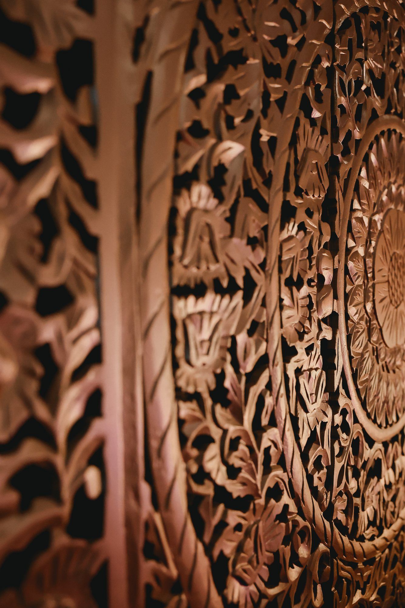 Détail de la tête de lit en bois sculpté de la chambre Jaipur Détail de la tête de lit en bois sculpté de la chambre Jaipur — hôtel Ô Secret, Liège
