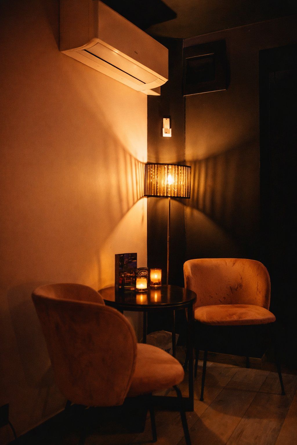 Coin salon de la chambre La Coquine, fauteuils et éclairage doux Coin salon de la chambre La Coquine, fauteuils et éclairage doux — Ô Secret Liège