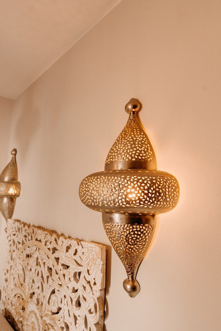 Applique orientale en laiton ciselé de la chambre La Nomade — hôtel Ô Secret à Liège