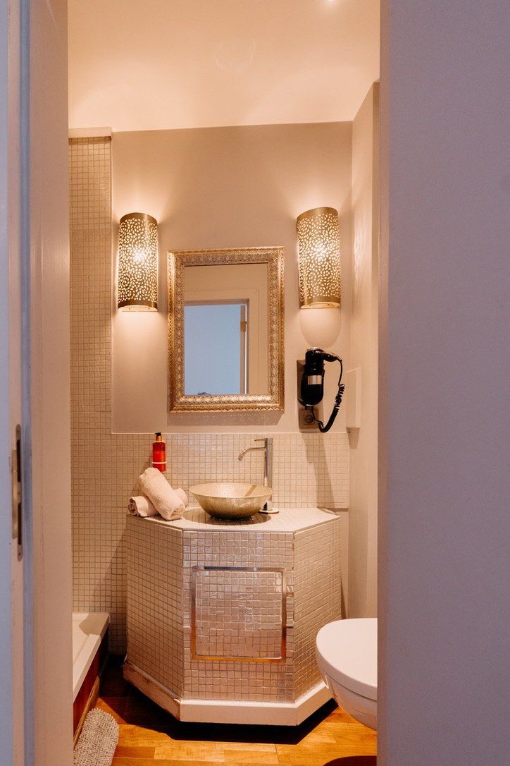 Salle d’eau de la chambre La Nomade Salle d'eau de la chambre La Nomade : vasque en mosaïque et miroir doré — Ô Secret Liège