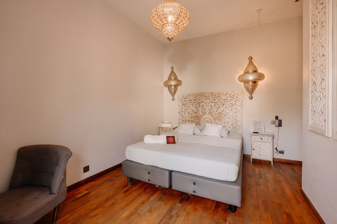 Chambre La Nomade Chambre La Nomade : lit et bureau, décor oriental et parquet — hôtel romantique à Liège