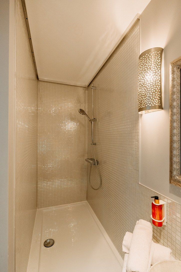 Douche à l’italienne de la chambre La Nomade, mosaïque claire Douche à l'italienne de la chambre La Nomade, mosaïque claire — hôtel Ô Secret, Liège