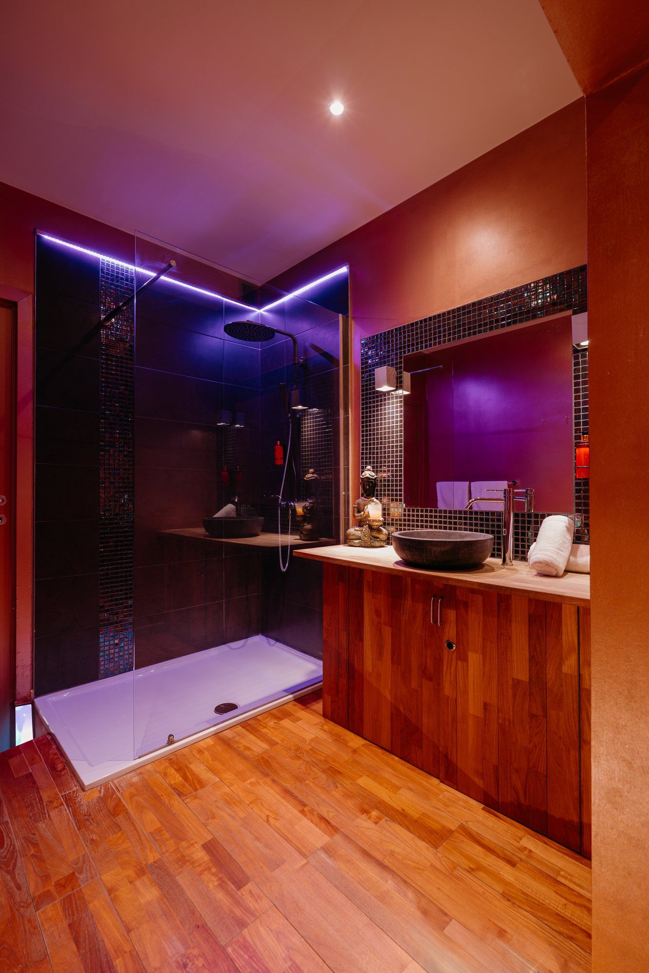 Chambre Phuket de l'hôtel Ô Secret à Liège : baignoire balnéo et salle d'eau en bois