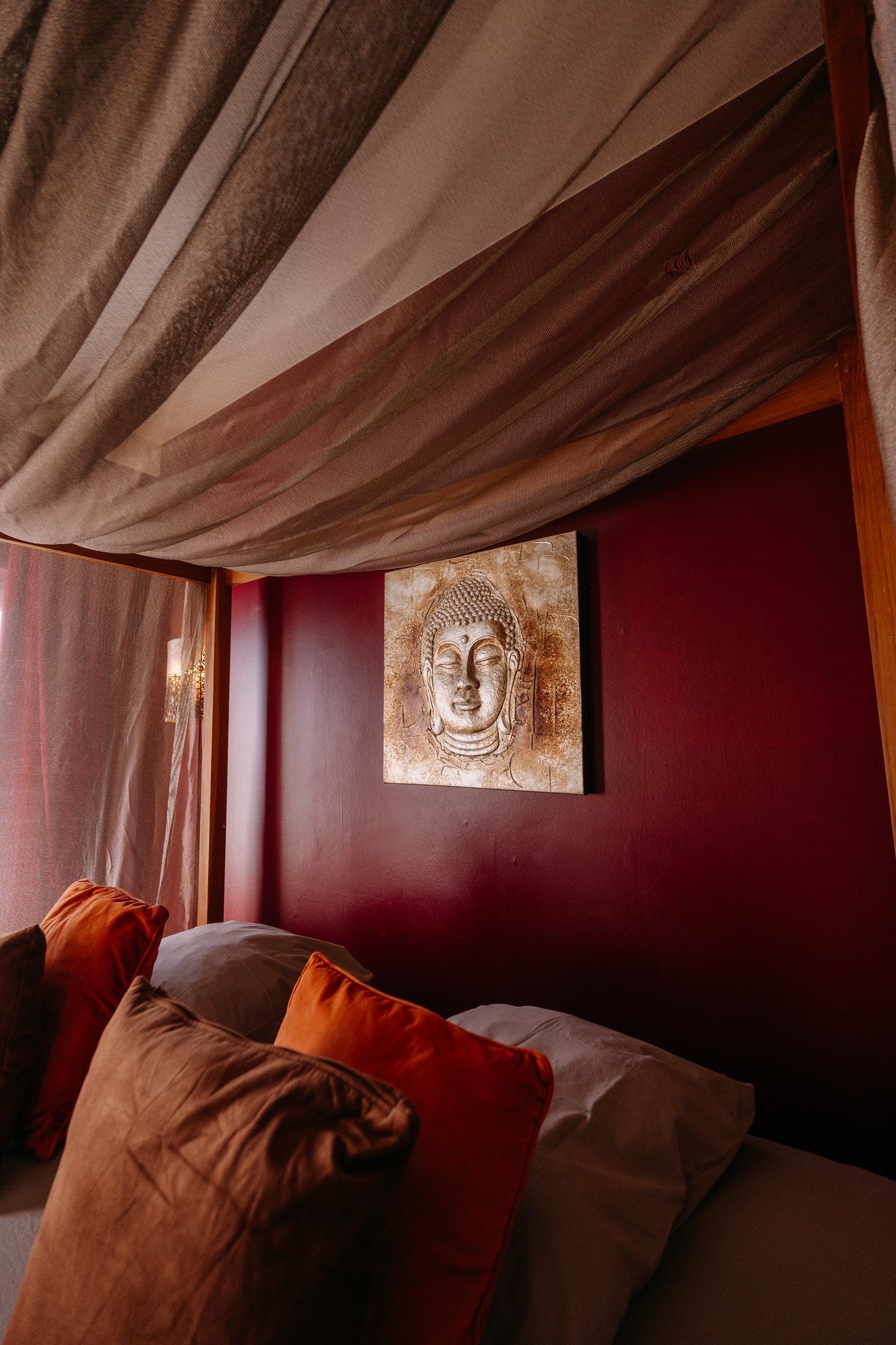 Lit à baldaquin de la chambre Phuket et tête de Bouddha Lit à baldaquin de la chambre Phuket et tête de Bouddha — hôtel romantique à Liège