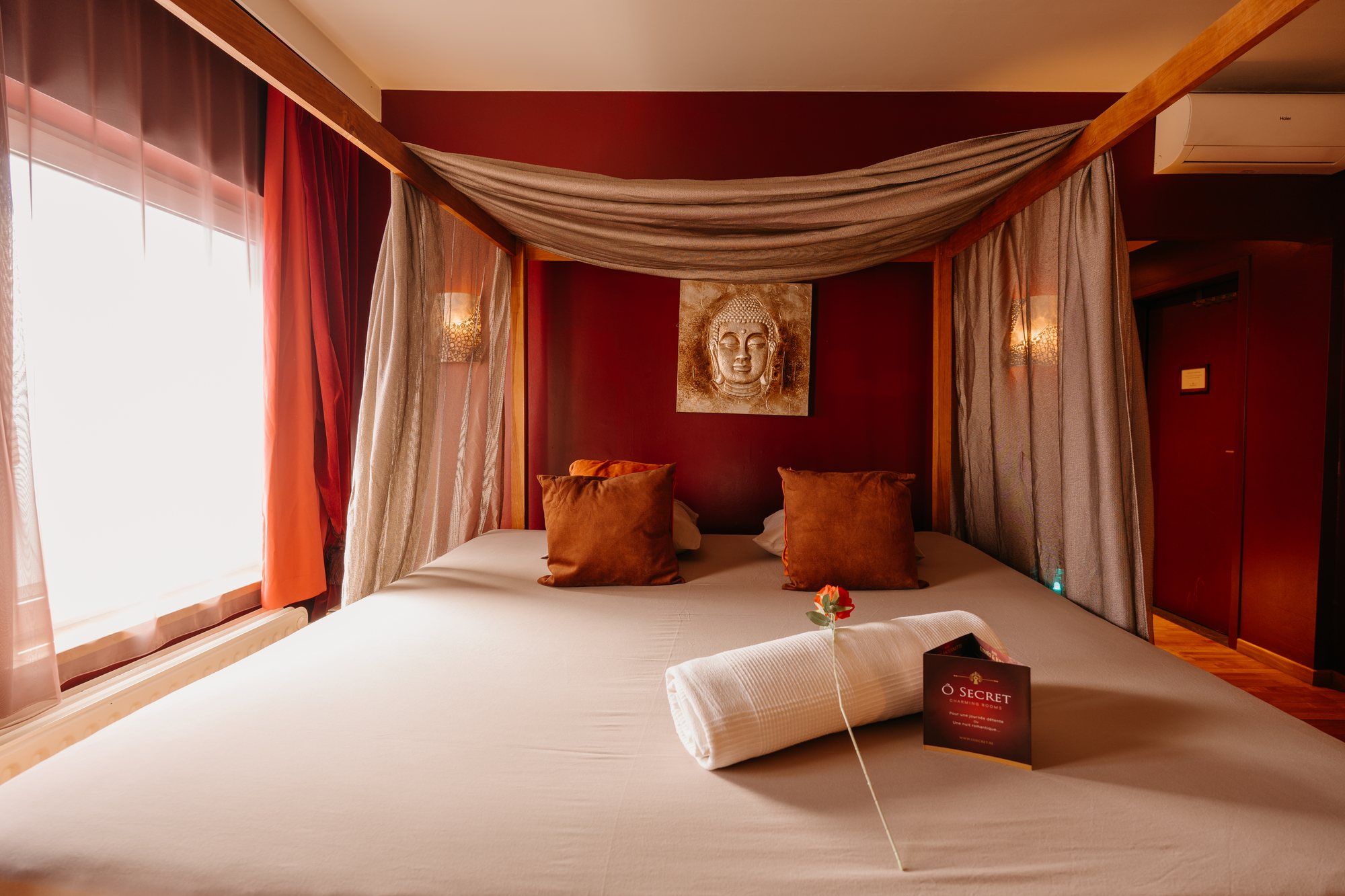 Chambre Phuket Chambre Phuket : lit à baldaquin voilé, décor thaï — hôtel Ô Secret, Liège