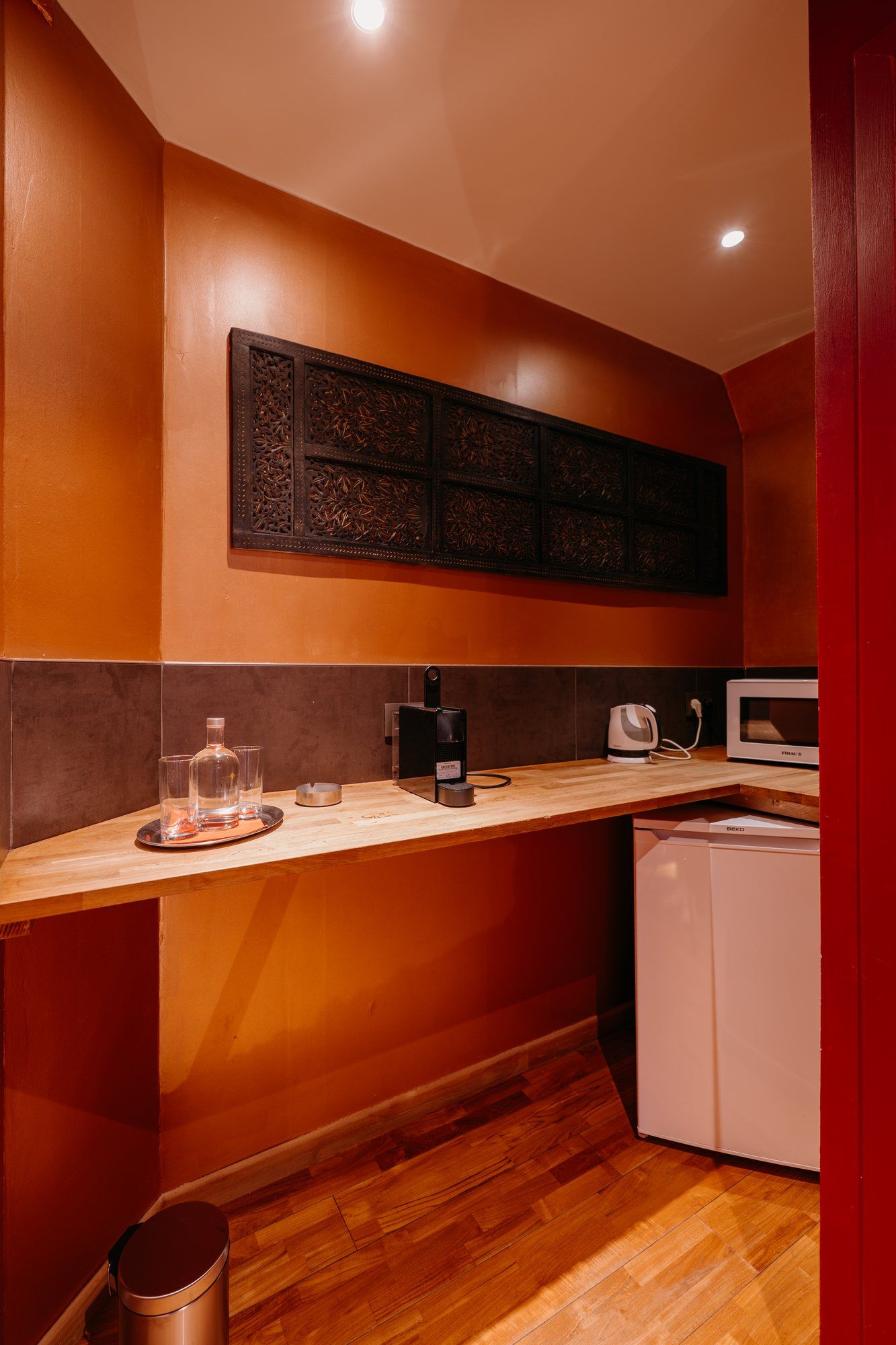 Coin cuisine et rangements en bois de la chambre Phuket Coin cuisine et rangements en bois de la chambre Phuket — Ô Secret Liège