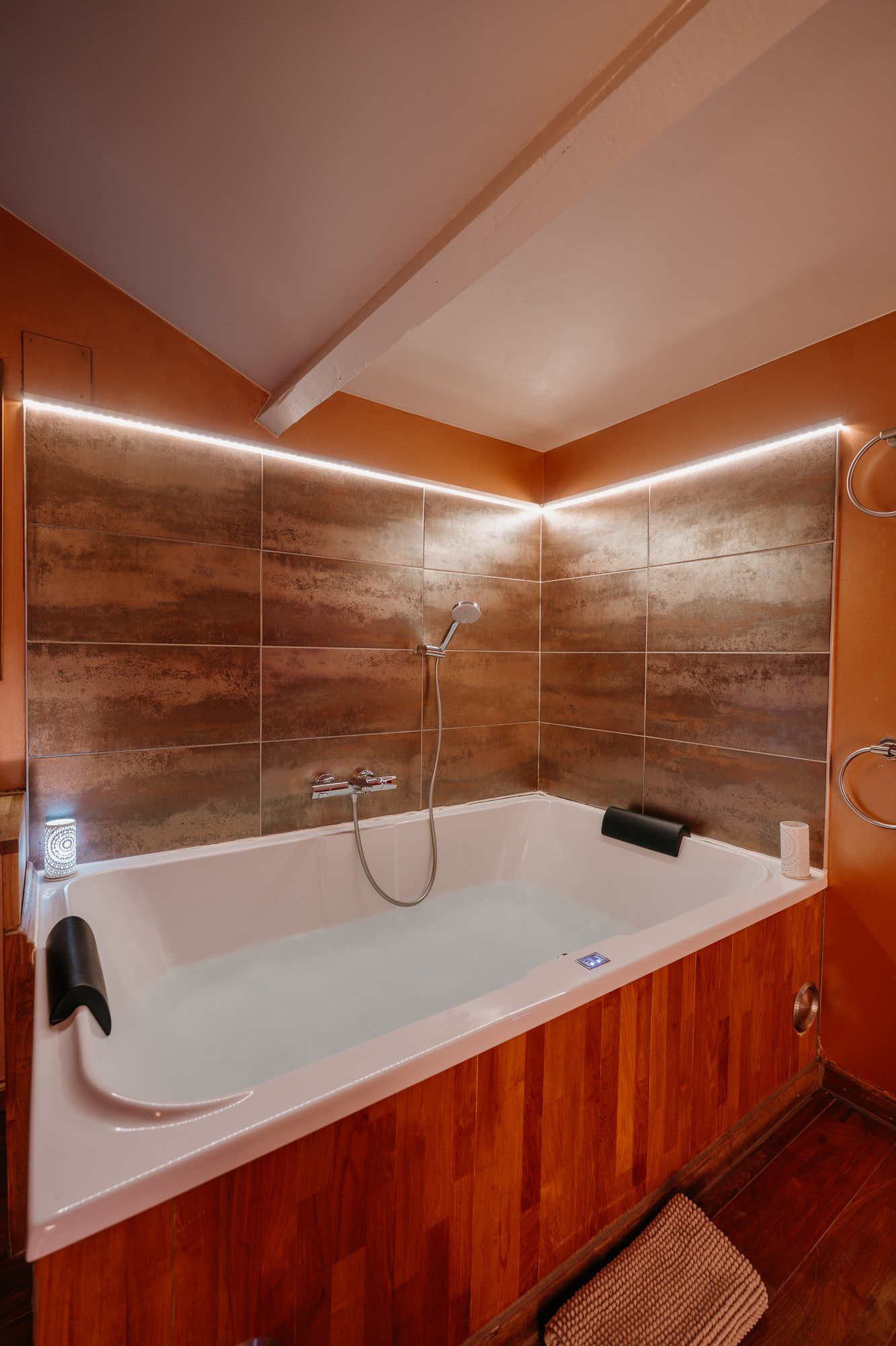 Baignoire balnéo de la chambre Phuket, habillage bois Baignoire balnéo de la chambre Phuket, habillage bois — hôtel jacuzzi privatif à Liège