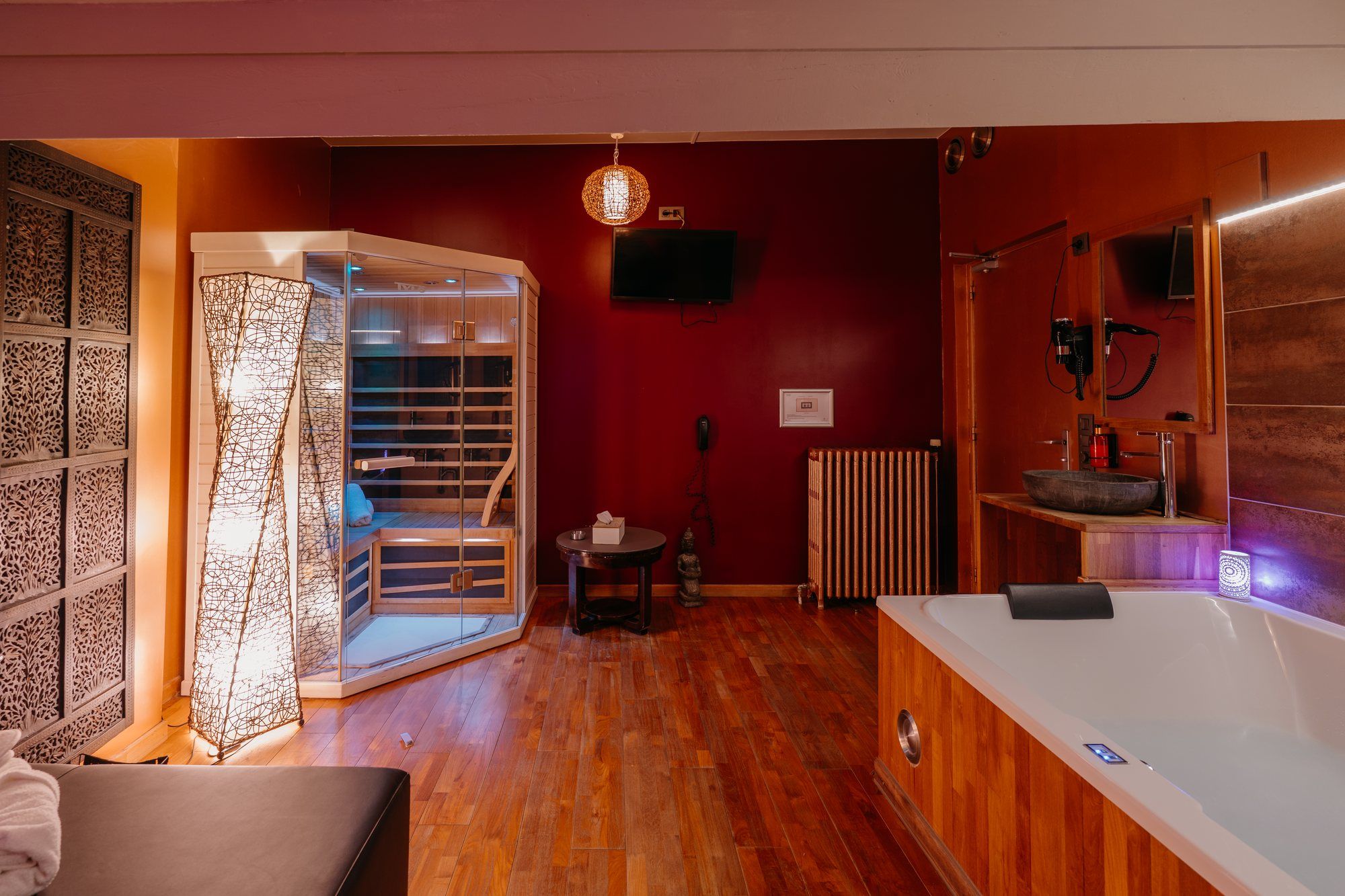 Chambre Phuket Chambre Phuket : sauna infrarouge et bain à remous privatif — espace wellness, Ô Secret Liège