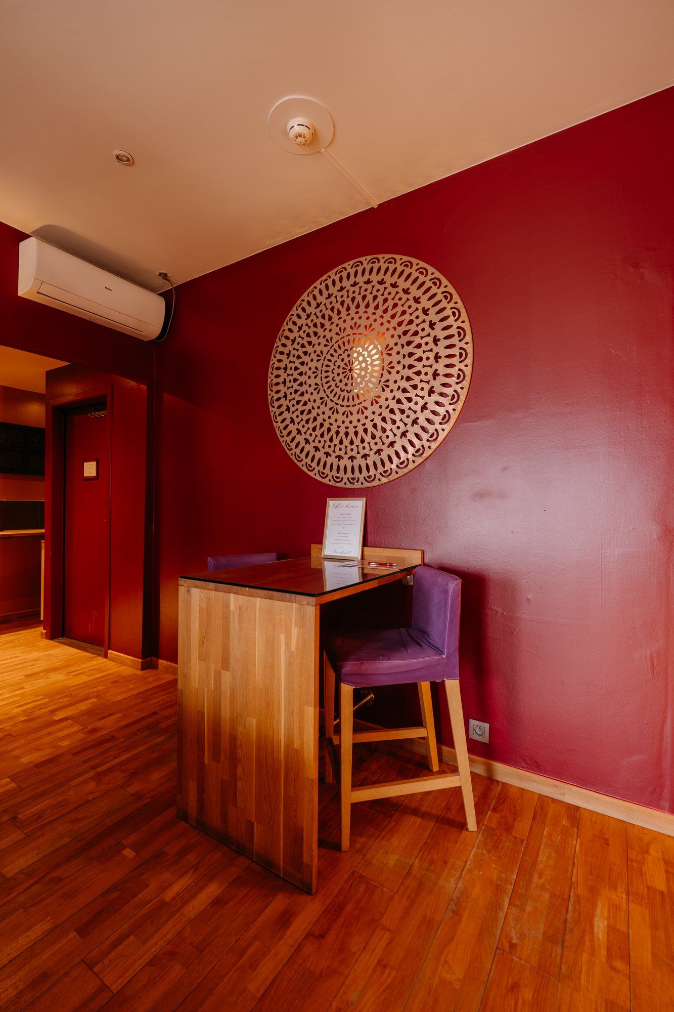 Coin bureau de la chambre Phuket, mur rouge et décor thaï Coin bureau de la chambre Phuket, mur rouge et décor thaï — Ô Secret Liège