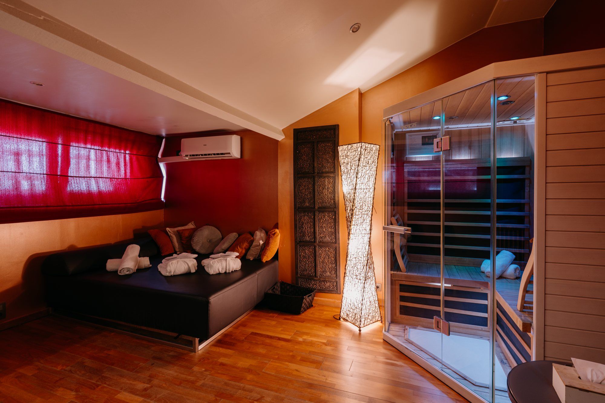 Chambre Phuket Chambre Phuket : lit, sauna infrarouge et lampe en bois sculpté — Ô Secret Liège