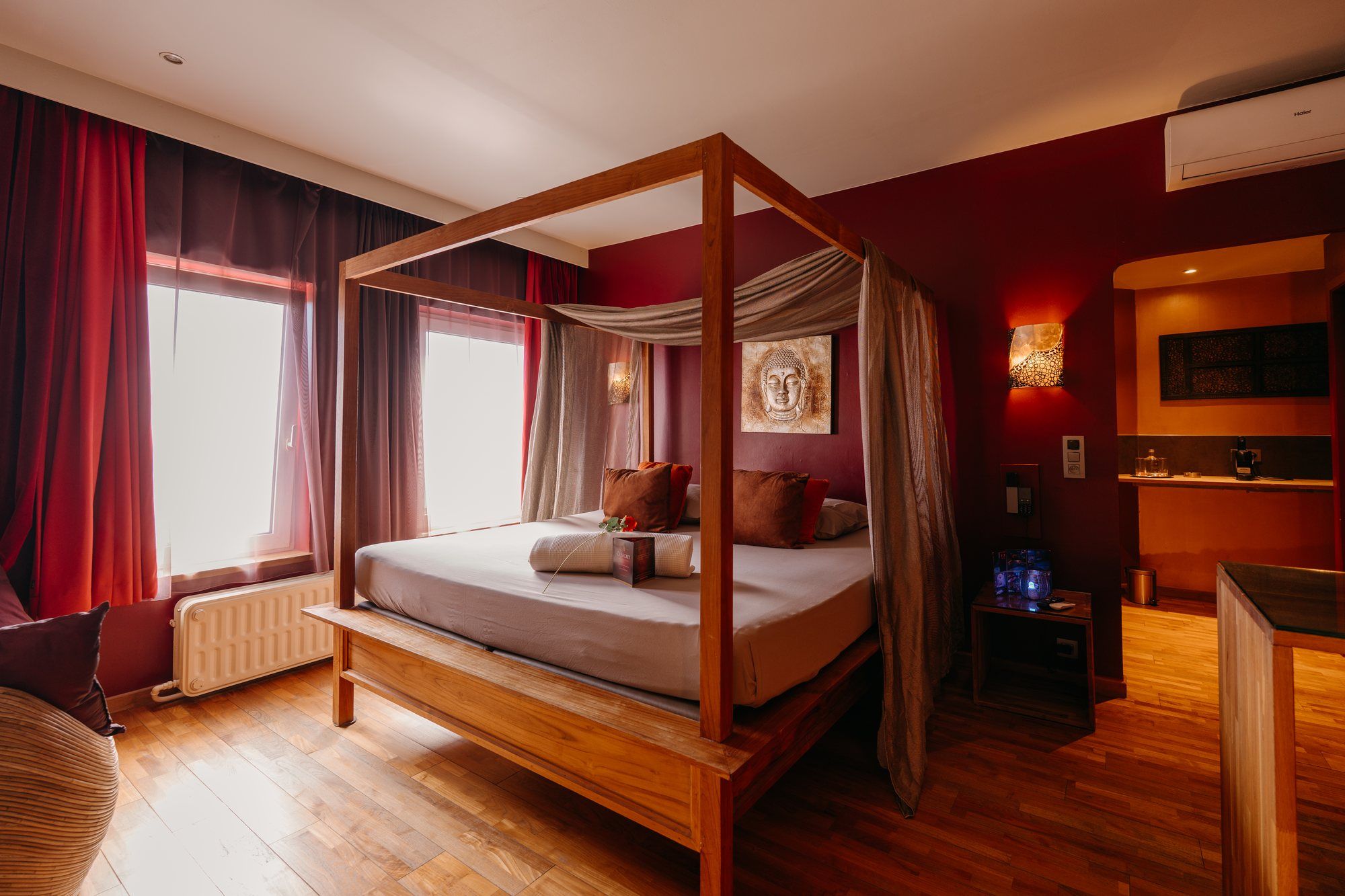 Lit à baldaquin de la chambre Phuket vu de la fenêtre Lit à baldaquin de la chambre Phuket vu de la fenêtre — hôtel Ô Secret à Liège