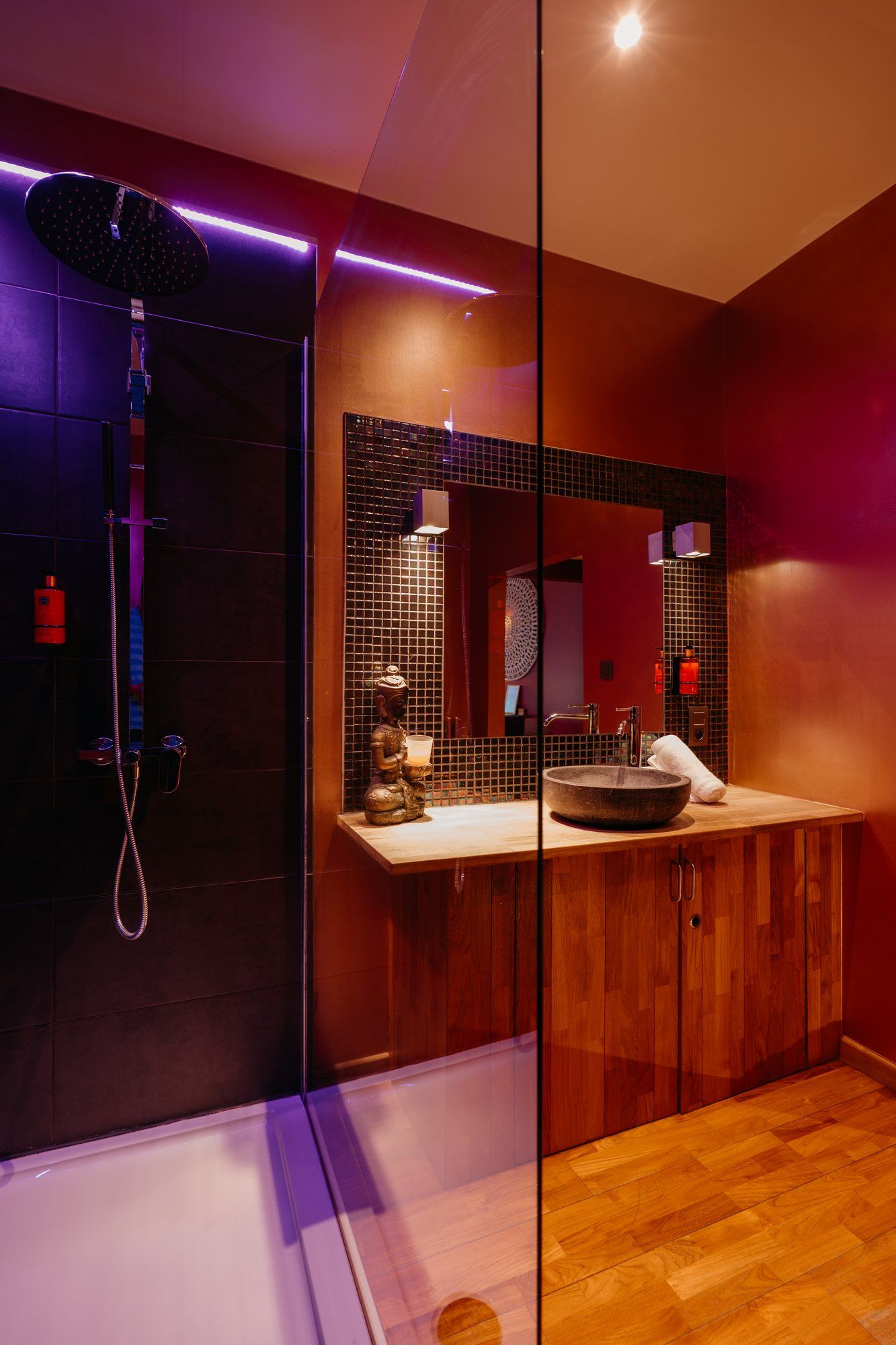 Douche à l’italienne de la chambre Phuket, éclairage d’ambiance Douche à l'italienne de la chambre Phuket, éclairage d'ambiance — Ô Secret Liège