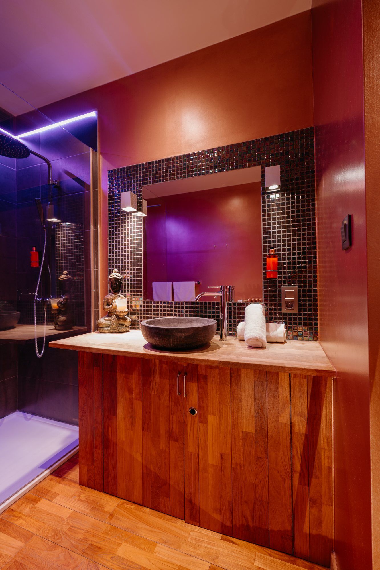 Salle d’eau en bois de la chambre Phuket, vasque et douche Salle d'eau en bois de la chambre Phuket, vasque et douche — hôtel Ô Secret, Liège