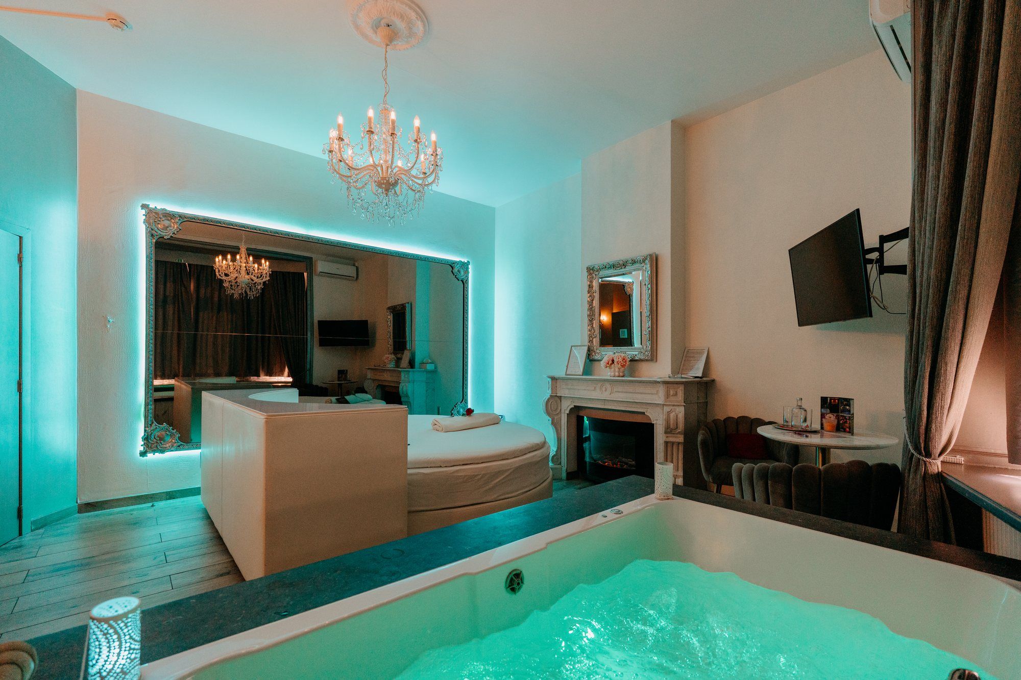 Suite Marie-Antoinette Suite Marie-Antoinette : bain à remous privatif, cheminée et grand miroir — hôtel spa privatif à Liège