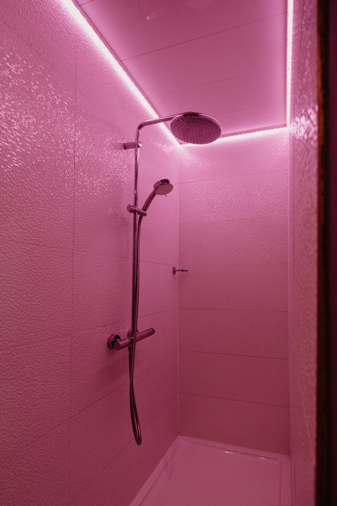 Douche à l’italienne de la suite Marie-Antoinette, éclairage d’ambiance coloré Douche à l'italienne de la suite Marie-Antoinette, éclairage d'ambiance coloré — Ô Secret Liège