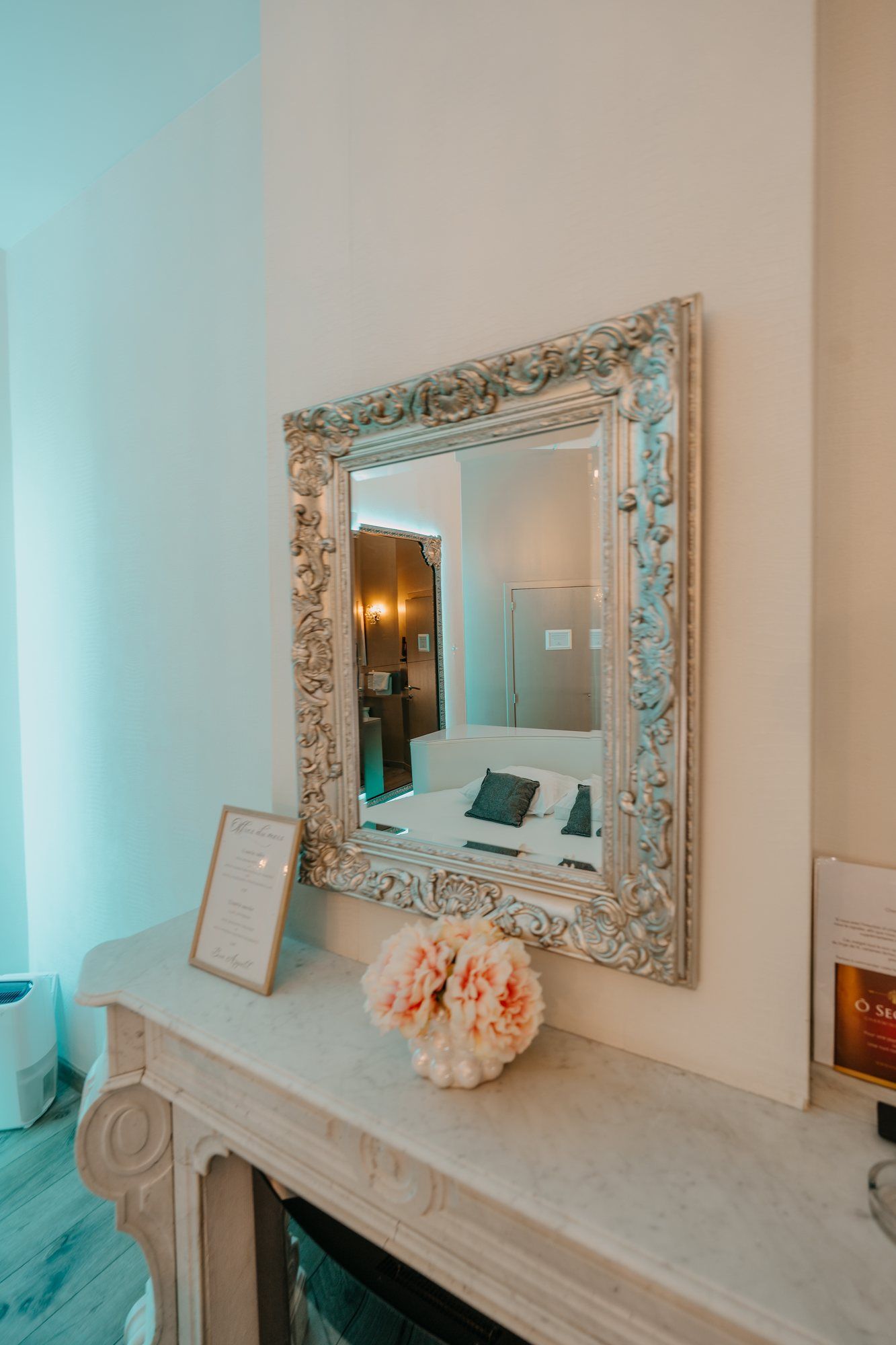 Miroir baroque et cheminée en marbre de la suite Marie-Antoinette Miroir baroque et cheminée en marbre de la suite Marie-Antoinette — hôtel Ô Secret, Liège