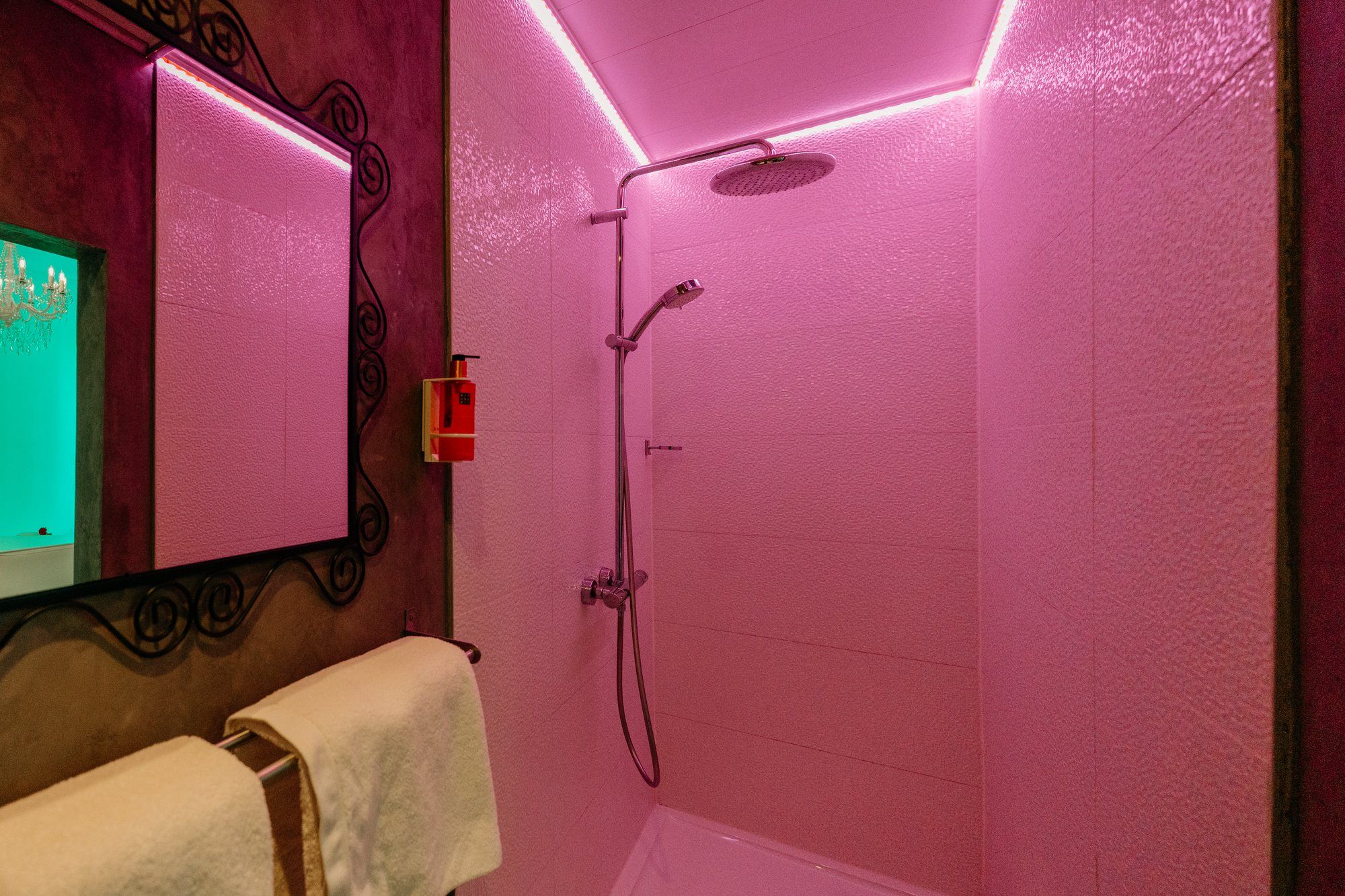 Salle d’eau de la suite Marie-Antoinette Salle d'eau de la suite Marie-Antoinette : douche et miroir, ambiance tamisée — Ô Secret Liège