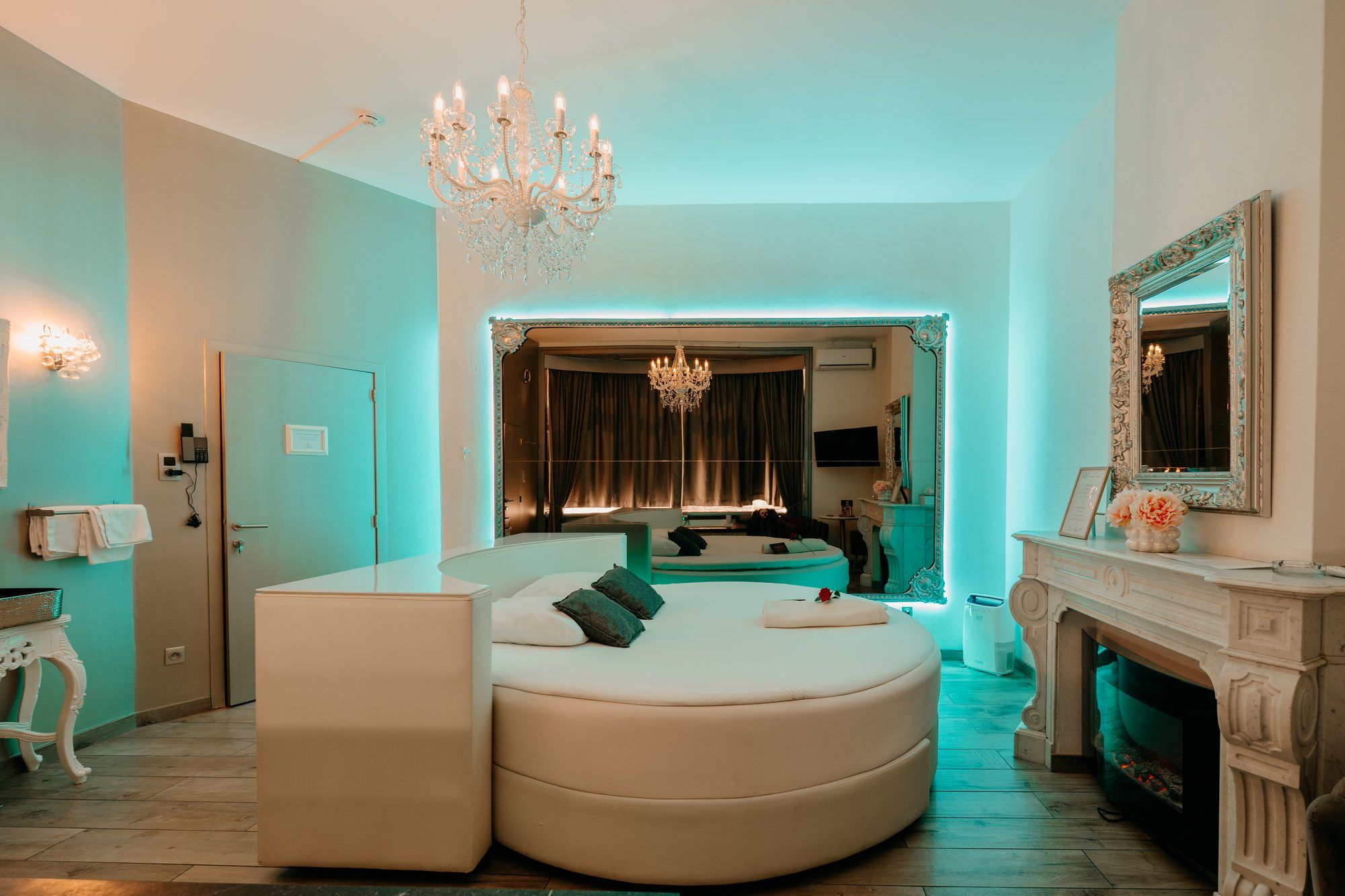 Suite Marie-Antoinette Suite Marie-Antoinette : lit rond, grand miroir et coiffeuse — hôtel romantique à Liège