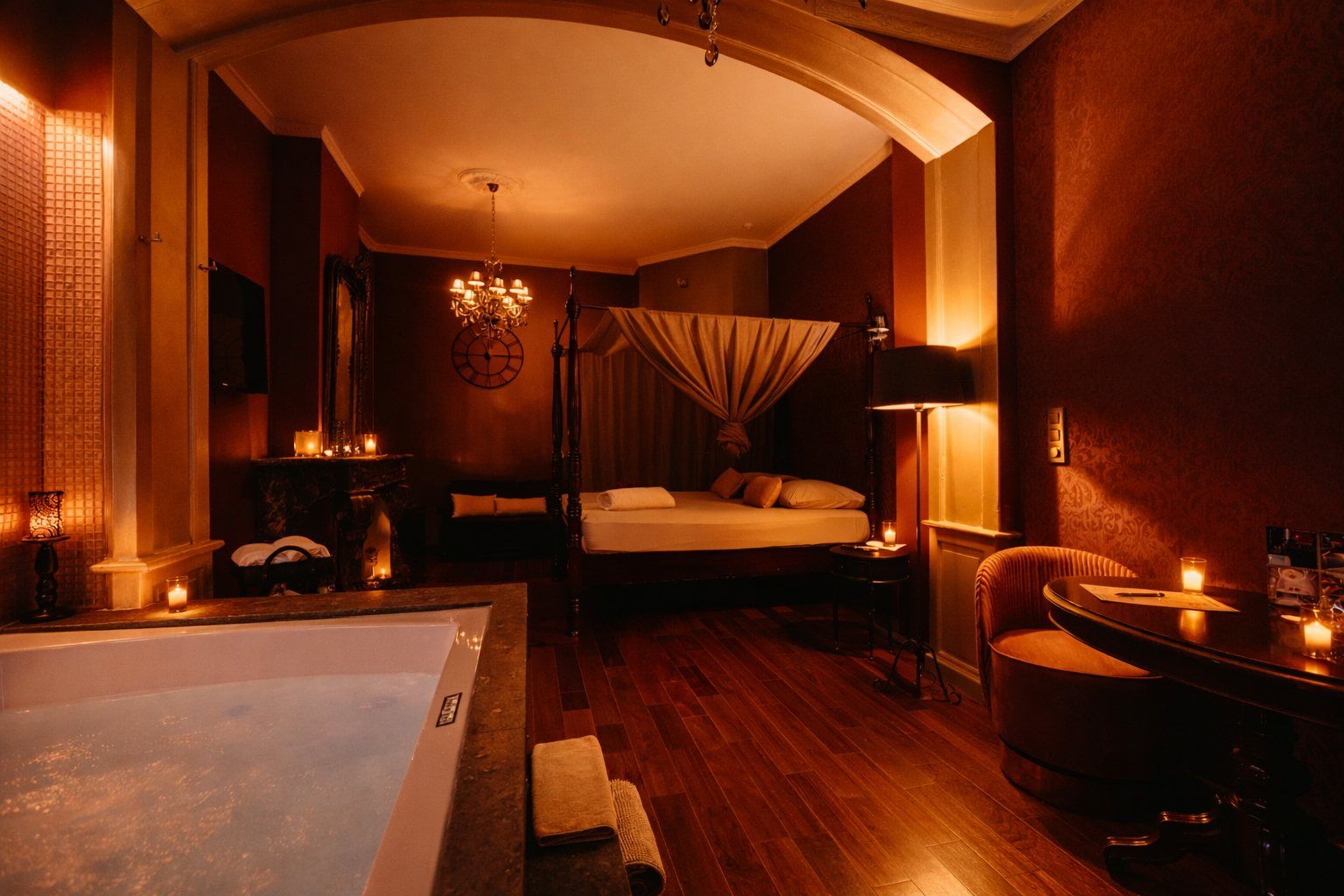 Suite Roméo & Juliette de l'hôtel Ô Secret à Liège : lit à baldaquin et bain à remous privatif à la lueur des bougies