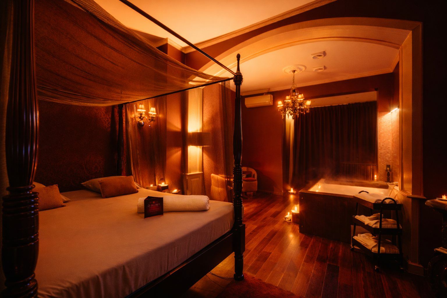 Lit à baldaquin de la suite Roméo & Juliette, éclairage tamisé et parquet en bois Lit à baldaquin de la suite Roméo & Juliette, éclairage tamisé et parquet en bois — Ô Secret Liège