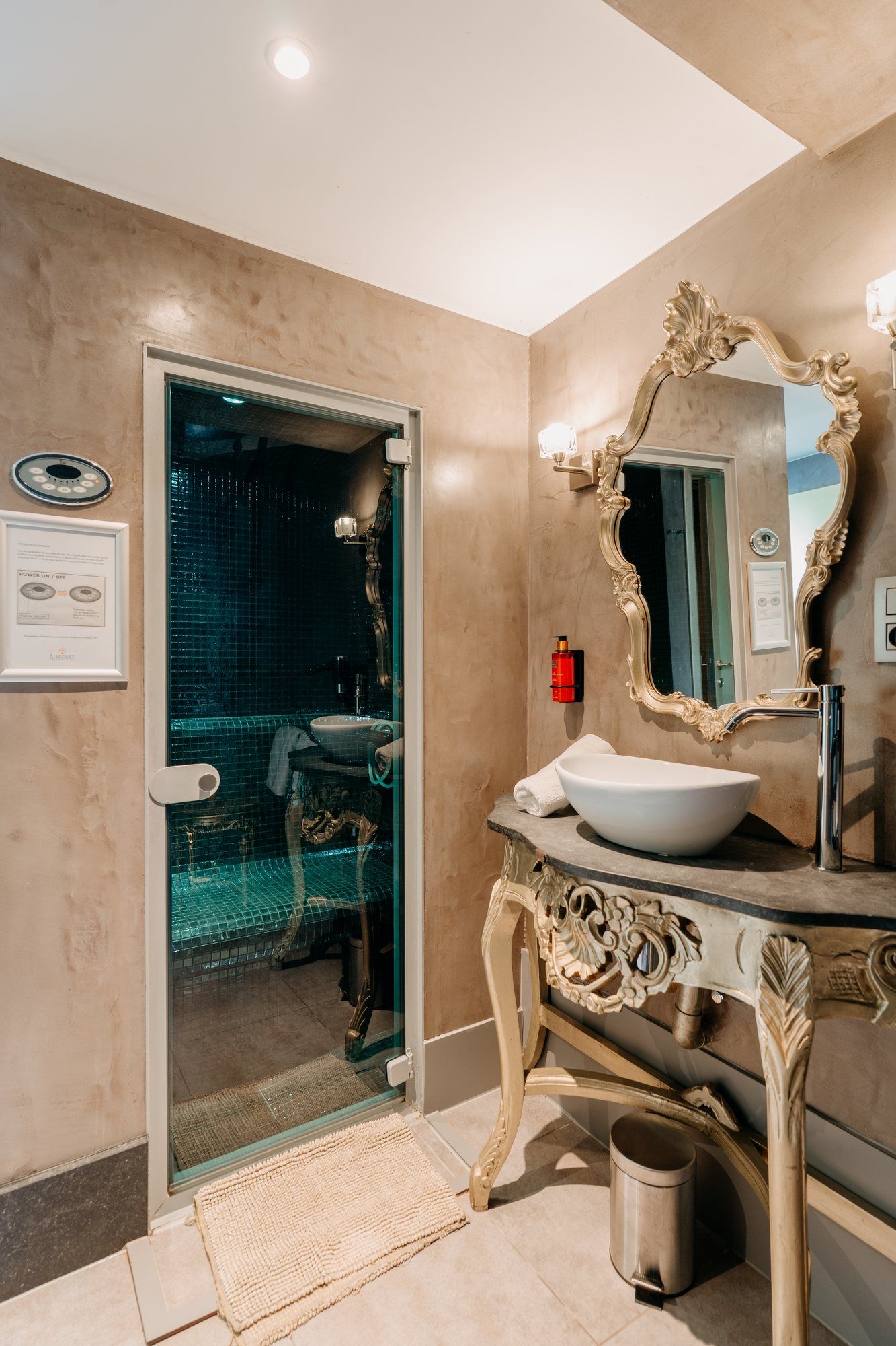 Salle de bain de la suite Roméo & Juliette Salle de bain de la suite Roméo & Juliette : vasque et miroir baroque doré — Ô Secret Liège
