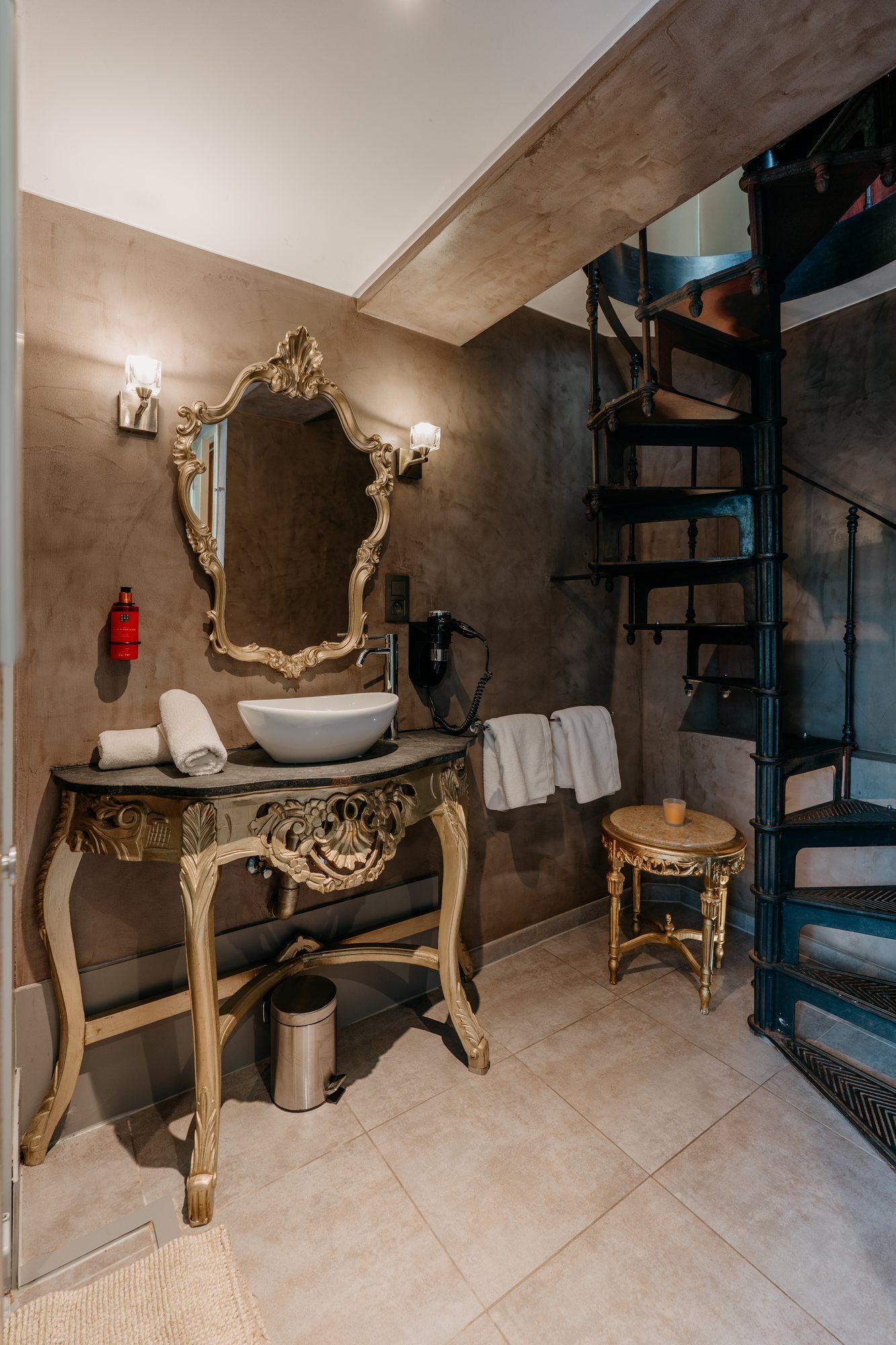 Salle de bain de la suite Roméo & Juliette avec escalier en colimaçon Salle de bain de la suite Roméo & Juliette avec escalier en colimaçon — hôtel Ô Secret, Liège