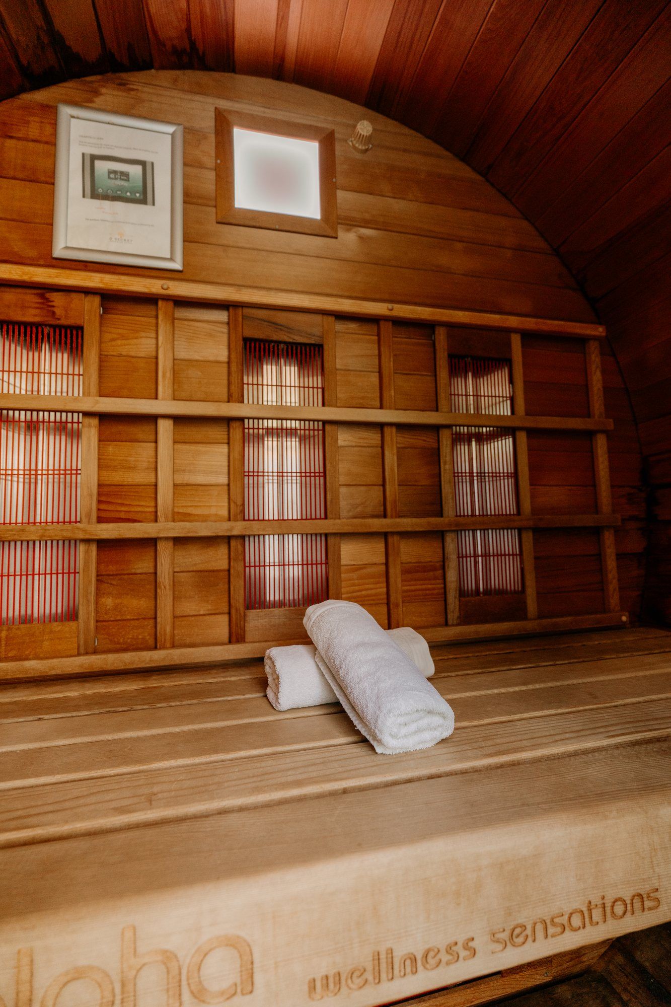 Sauna intérieur en bois de la suite Roméo & Juliette Sauna intérieur en bois de la suite Roméo & Juliette — espace wellness privatif, Ô Secret Liège