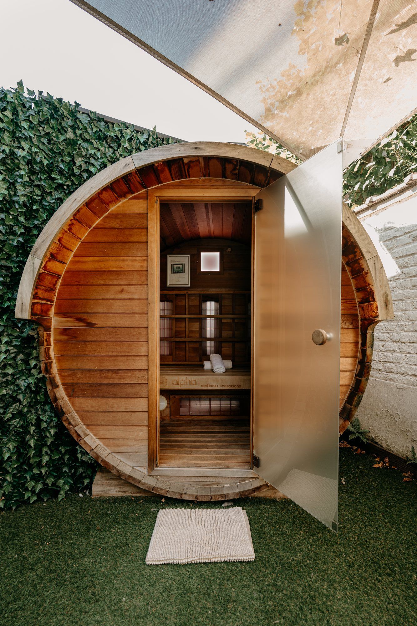 Sauna tonneau extérieur de la suite Roméo & Juliette Sauna tonneau extérieur de la suite Roméo & Juliette — hôtel Ô Secret à Liège